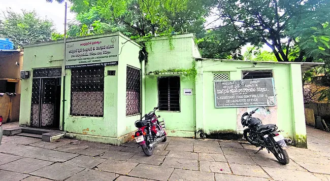 ఫుడ్‌ కంట్రోల్‌లో అధికారుల కొరత 