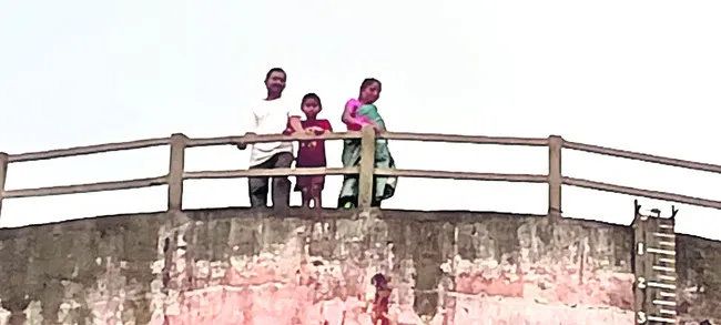 వాటర్‌ట్యాంక్‌ ఎక్కి నిరసన
