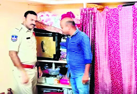 బ్రాహ్మణ కాలనీలో 30 తులాల బంగారం దొంగతనం