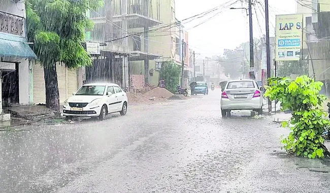 ఉరుములు.. మెరుపులు.. భారీవర్షం 