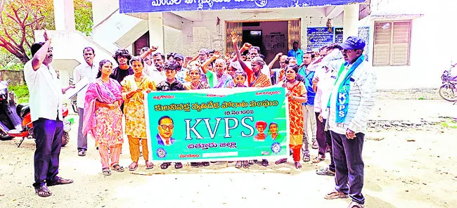 దళిత కుటుంబంపై కూటమి ఆటవిక చర్య 