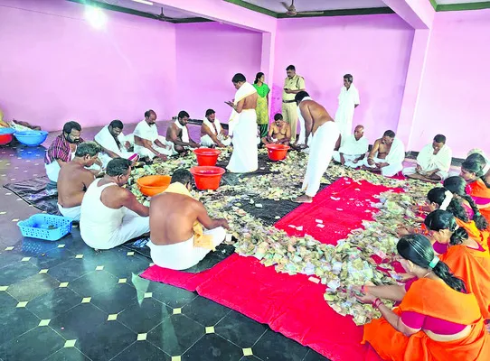 ‘గూగూడు’ హుండీ  కానుకల లెక్కింపు 