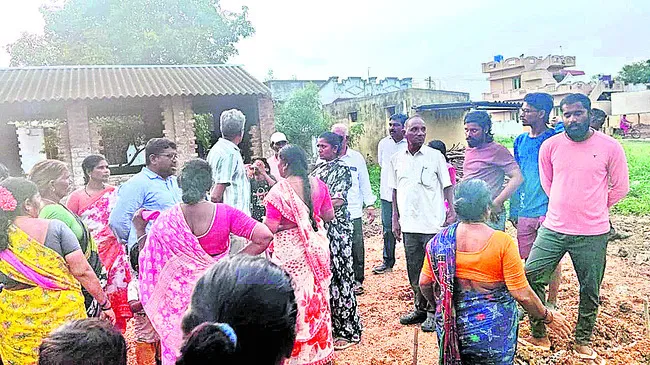 అధికార పార్టీ అండతో..