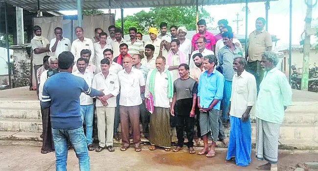 రూ.కోటి ఇస్తేనే భూములిస్తాం 