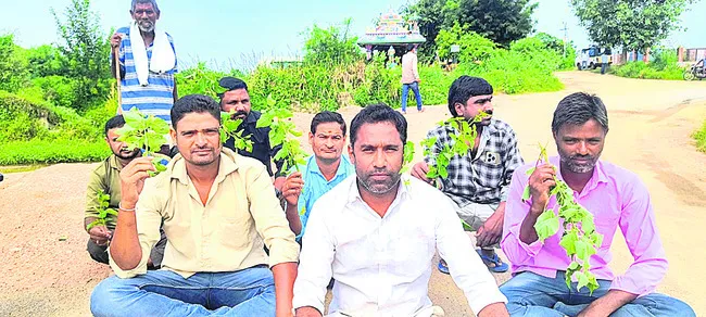 వంతెన నిర్మించాలని నిరసన
