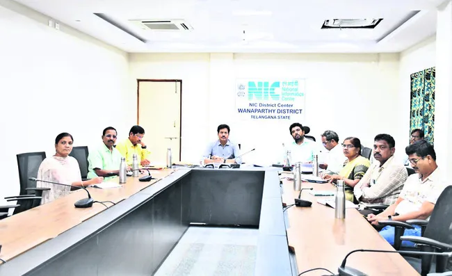 రెవెన్యూ దరఖాస్తులను పరిష్కరించాలి 