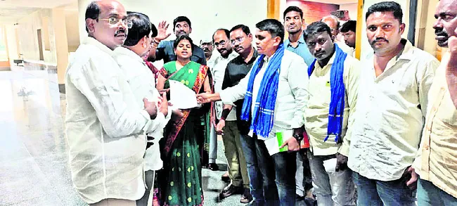 అట్రాసిటి కేసు నమోదు చేయాలి