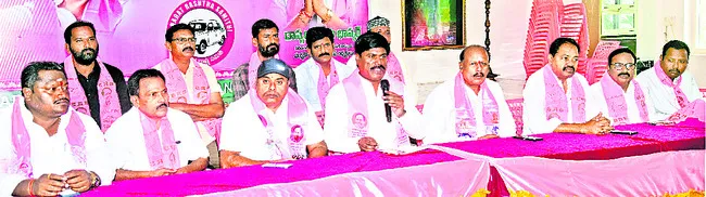 ఉమ్మడి వరంగల్‌ జిల్లా ప్రజలకు సీఎం క్షమాపణ చెప్పాలి