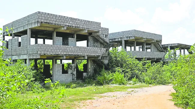 అసంపూర్తిగా డబుల్‌ ఇళ్లు