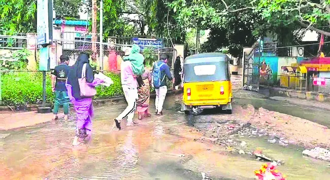 మురుగుమయంగా కోఠి ఈఎన్‌టీ..! 
