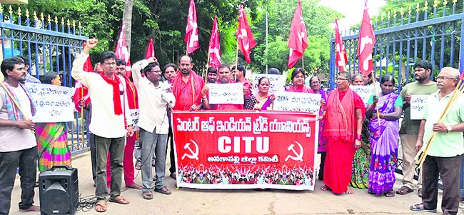 చిరు వ్యాపారులపై ఇదేం దౌర్జన్యం 