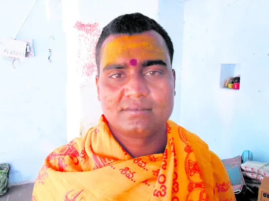 కర్రలతో కొట్టుకోరు.. 