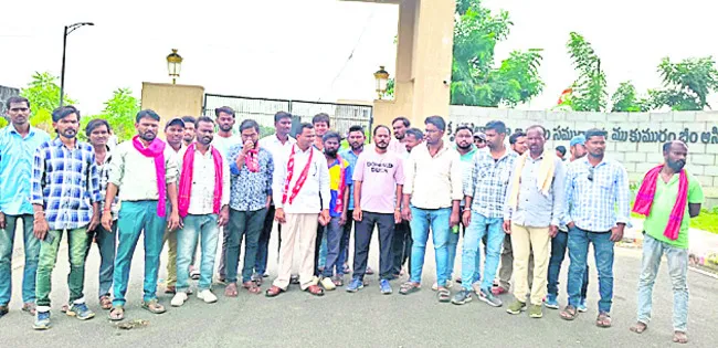 మిషన్ భగీరథ కార్మికుల ధర్నా