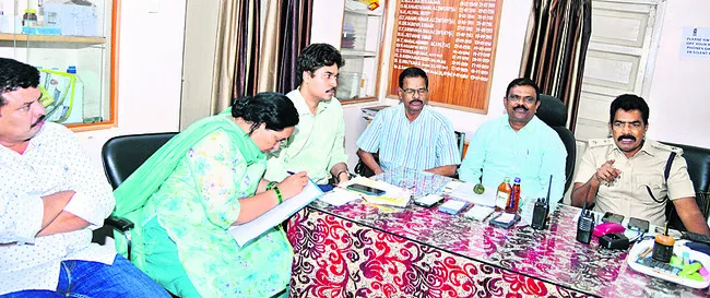 పట్టపగలే హైడ్రామా! 