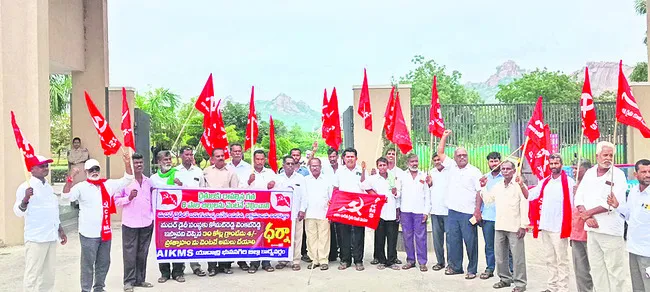 పాడి రైతులకు బిల్లులు ఆపడం అన్యాయం