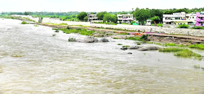 శరవేగంగా రిటైనింగ్‌ వాల్‌