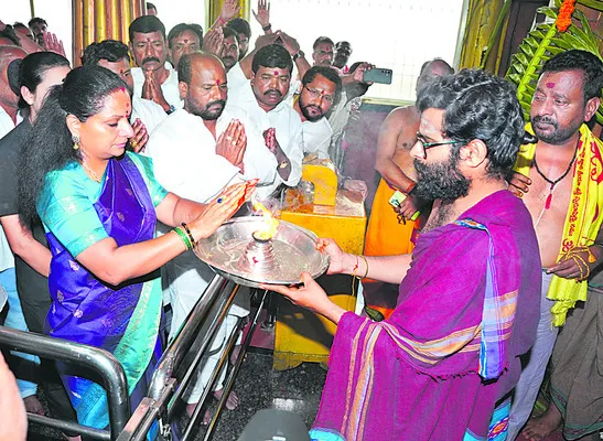 విద్యాధరి సేవలో ఎమ్మెల్సీ కవిత 