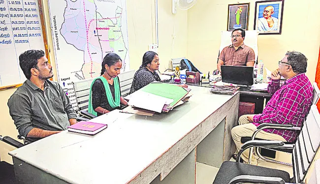రెవెన్యూ సమస్యలు పరిష్కరించండి 