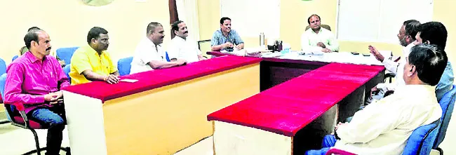 అద్దె బస్సుల యజమానులు సహకరించాలి