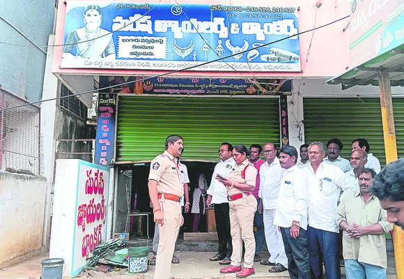 షట్టర్‌ వంచి.. ఆపై అద్దాన్ని పగులగొట్టి.. 