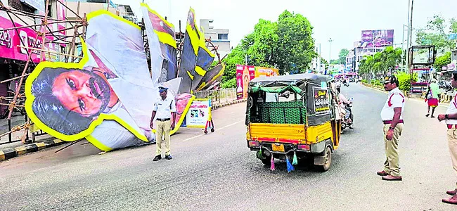 కుప్పకూలిన పవన్‌ భారీ కటౌట్‌ 