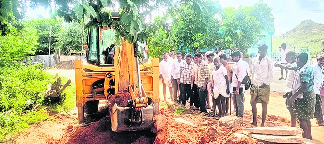 టీడీపీ నాయకుల దౌర్జన్యం