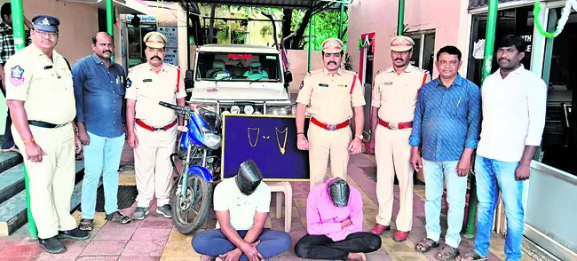 దొంగతో జతకట్టి పోలీసు చోరీలు
