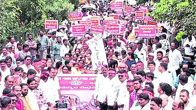 డీఏనా.. ఆ ఒక్కటీ అడగొద్దు!