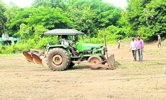 కార్యదర్శులపై పండుగ భారం