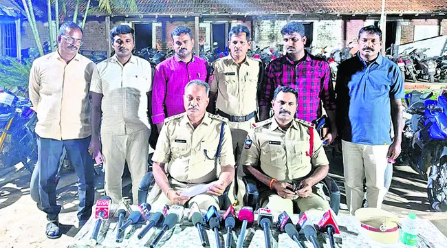 మోటార్‌బైక్‌ దొంగల అరెస్ట్‌