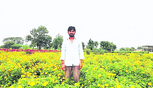 పీజీ చదివి.. పూలబాట