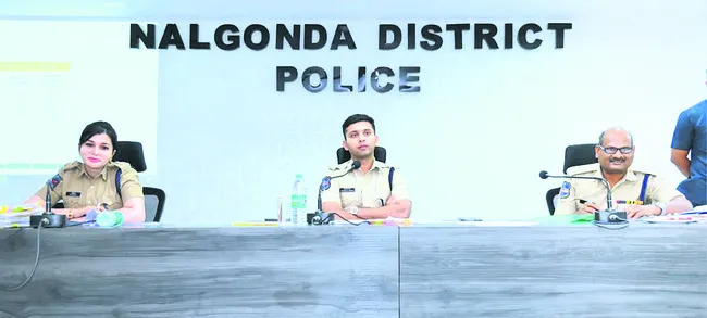 పెండింగ్‌ కేసులను పరిష్కరించాలి