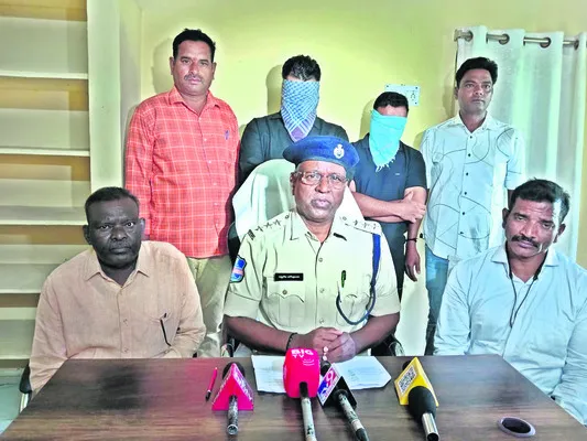 డిపాజిట్ల పేరిట రూ. 8.5 కోట్ల టోకరా 