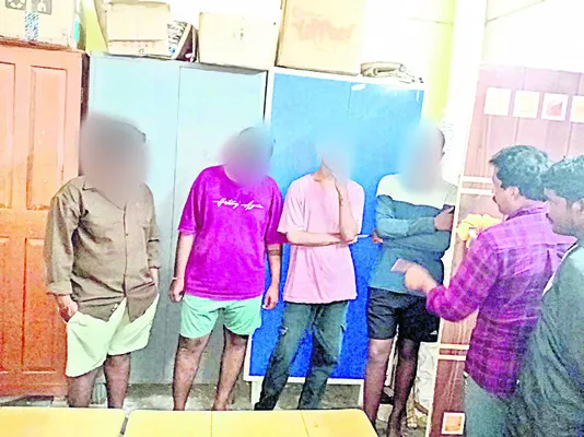దొంగలను పట్టించిన రోడ్డు ప్రమాదం