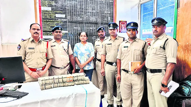 ఆధారాలు చూపని నగదు స్వాధీనం 