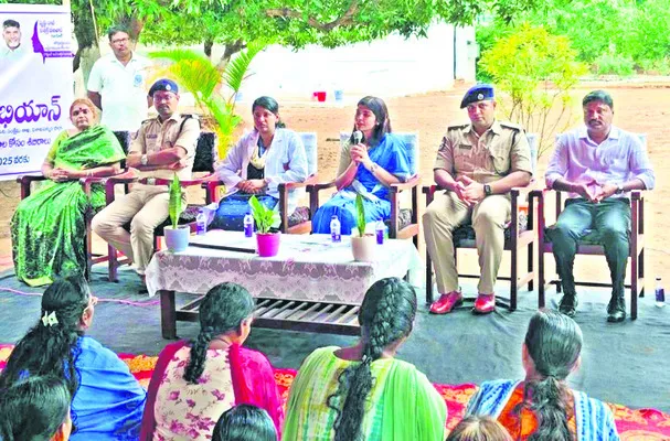 జైల్‌ను సందర్శించిన మహిళా కమిషన్‌ చైర్‌పర్సన్‌ 
