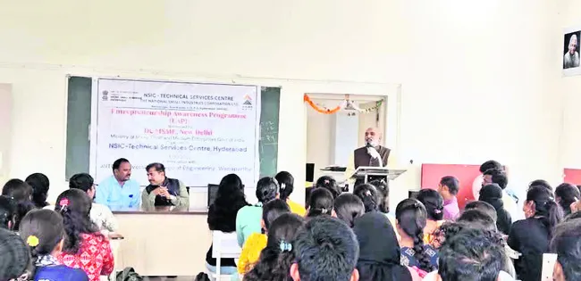 ఉద్యోగ అవకాశాలు  కల్పించేస్థాయికి ఎదగాలి 