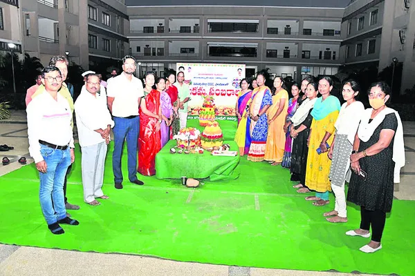 పల్లె సంస్కృతికి చిహ్నం బతుకమ్మ 