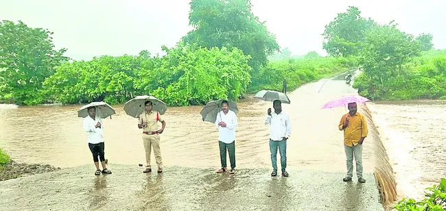 వీడని ముసురు