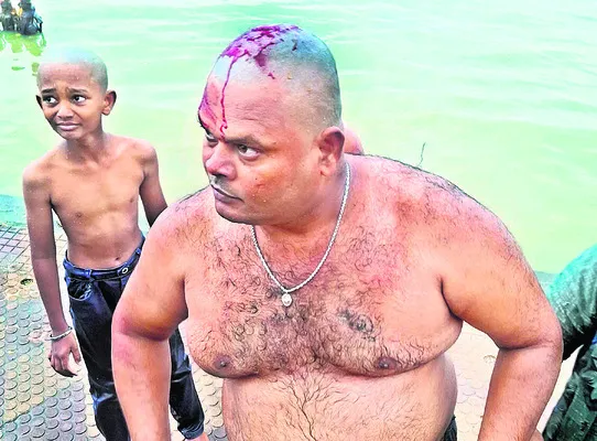 గోదావరి ఘాట్‌ వద్ద భక్తుడిపై దాడి