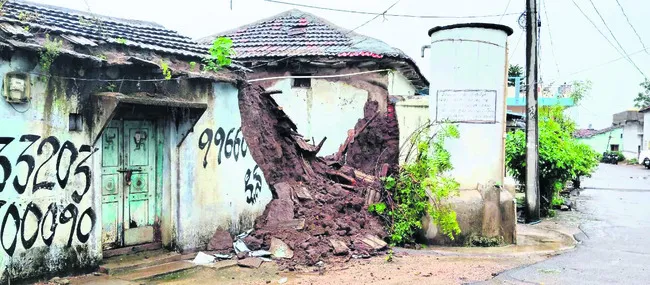 వర్షానికి కూలిన ఇళ్లు 
