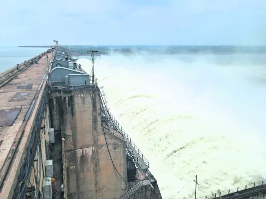గోదావరిలోకి తగ్గిన నీటి విడుదల