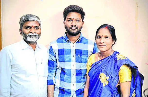 పేదరికాన్ని జయించి.. గ్రూప్‌–1 విజేతగా..