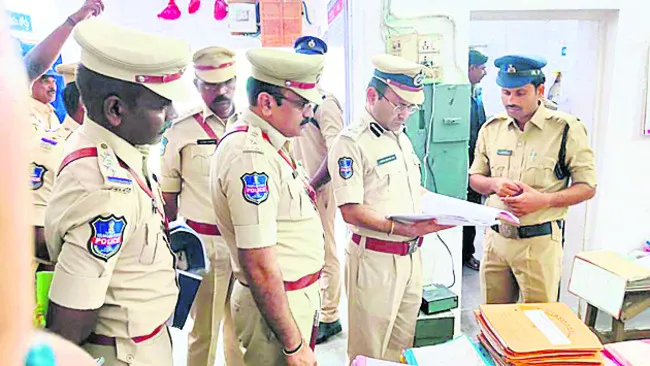 నేరాల నియంత్రణపై ప్రత్యేక దృష్టి సారించాలి