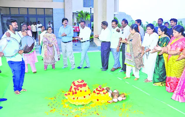 కలెక్టరేట్‌లో బతుకమ్మ సంబురం 