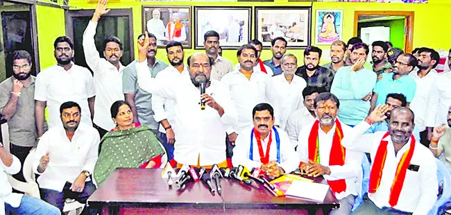సమష్టి పోరాటంతోనే సమస్యల పరిష్కారం