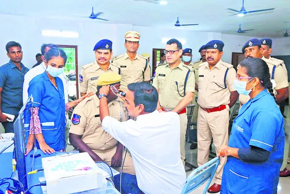 పోలీసు కుటుంబాలకు వైద్యపరీక్షలు