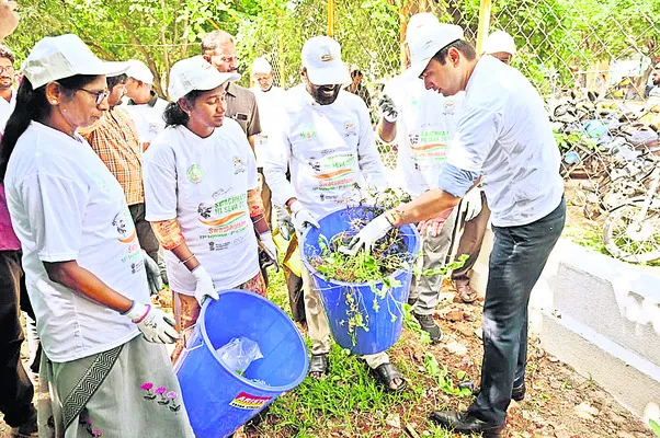 పరిసరాల శుభ్రత అందరి బాధ్యత 