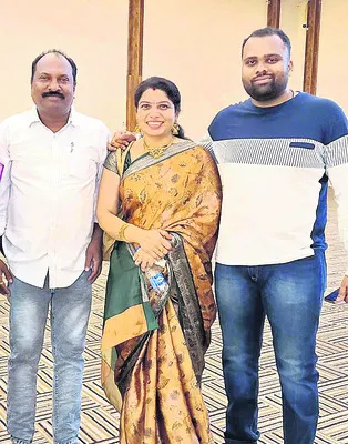 కుటుంబ అండదండలతో..
