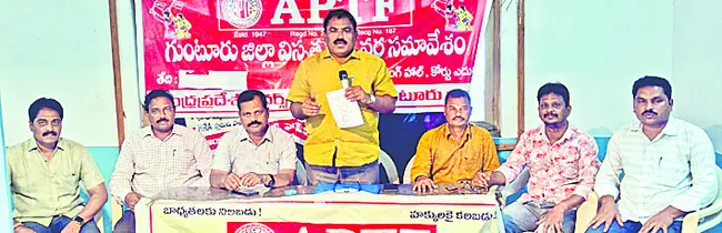 ‘డీఈఓ పూల్‌’ ఉపాధ్యాయులకు ఉద్యోగోన్నతి కల్పించాలి 